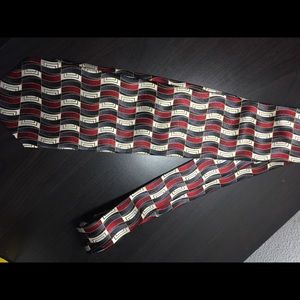 Trippy red n black tie